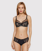Soutien-gorge armatures très enveloppant Chantelle True Lace noir C11M10-011