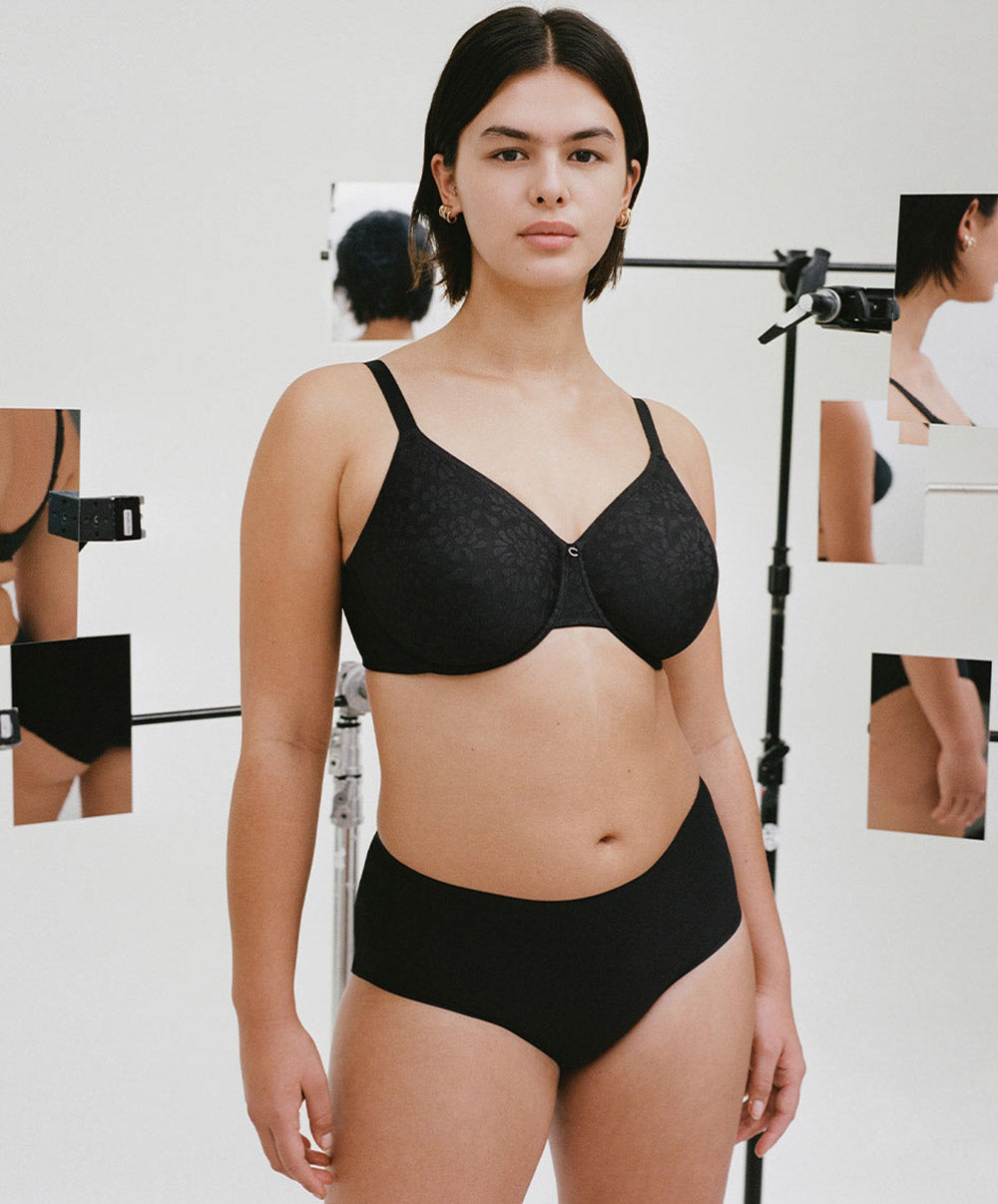 Soutien-gorge moulé très enveloppant grande taille Chantelle Comfort Chic noir C18J20-011